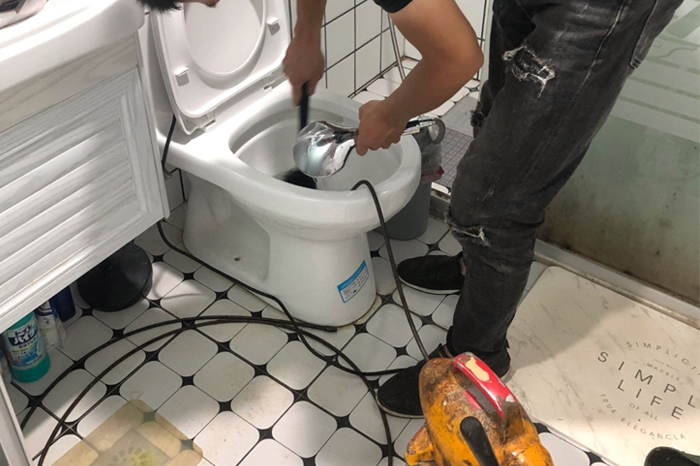 嵊泗马桶堵塞自己疏通还是找师傅？专业上门服务让你省时更省心
